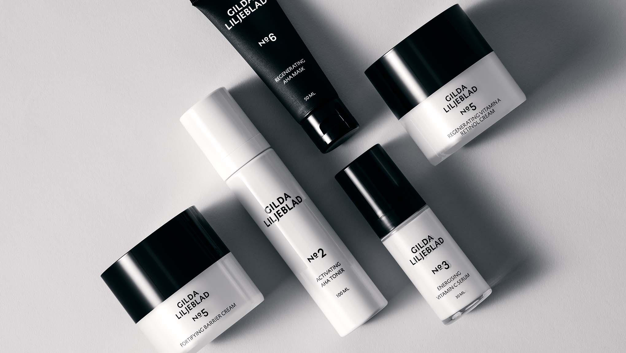 Přírodní pleťová kosmetika Gilda Lancelot v různých produktech na šedém pozadí