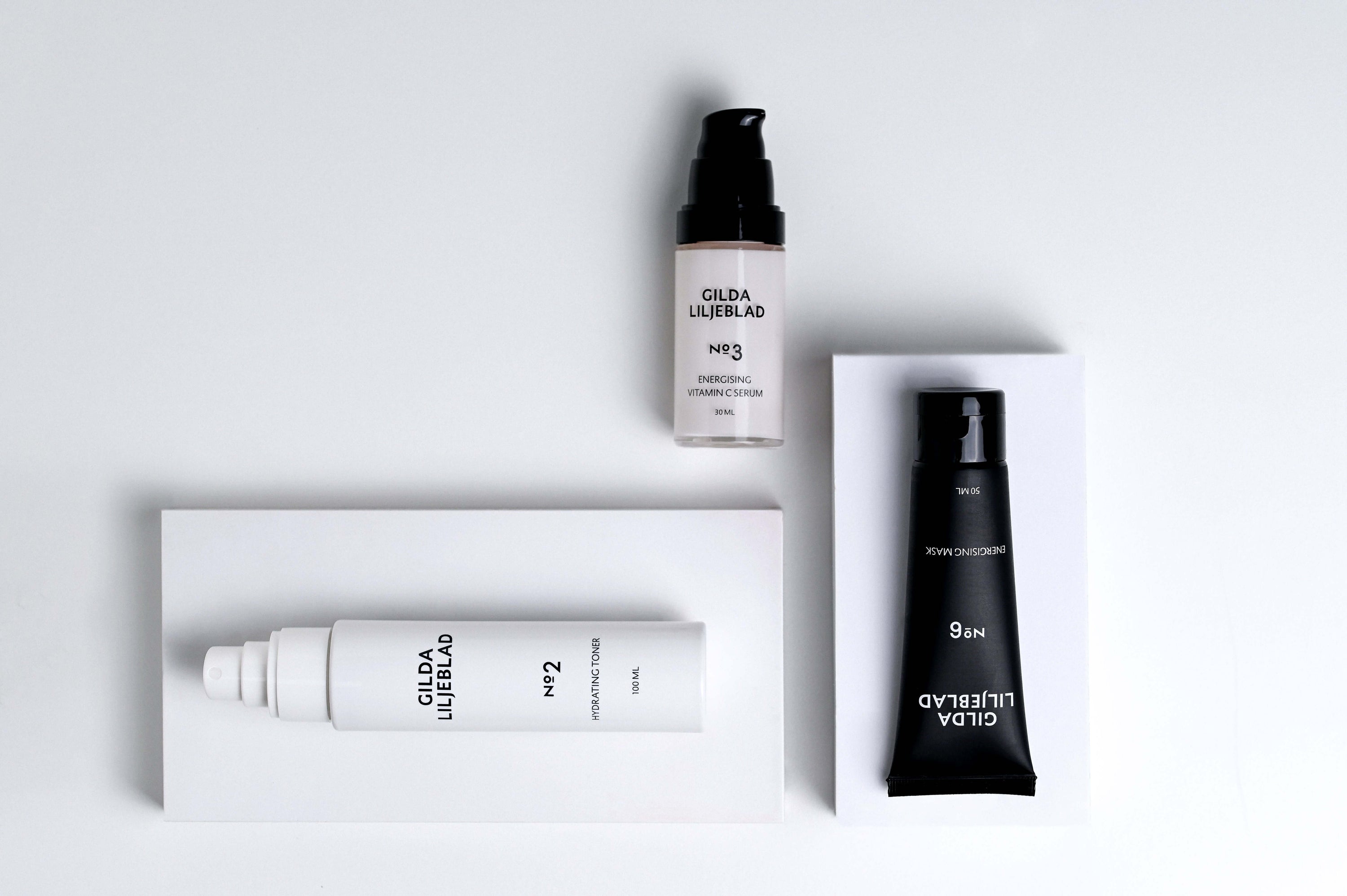 Péče o pleť pro dívky - produkty Gilda Liljeblad č. 2 a č. 3 na bílém pozadí.